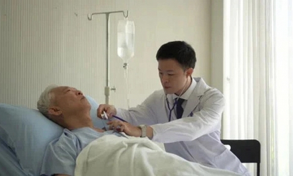 Bệnh gan có thể biểu hiện trên khuôn mặt, làn da? Bác sĩ chỉ rõ 5 dấu hiệu cho thấy sức khỏe gan đang báo động