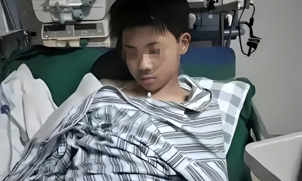 Bỏ ra 1,3 tỷ đồng chữa trầm cảm cho con trai 16 tuổi nhưng không hiệu quả, người cha tức giận quát: 'Con đang giả vờ!'
