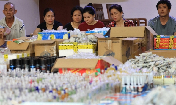 Cận cảnh khám xét đồng loạt nhiều địa điểm từ 'mắt xích Hồ Thị Bảo Nhi', tịch thu 100.000 tang vật