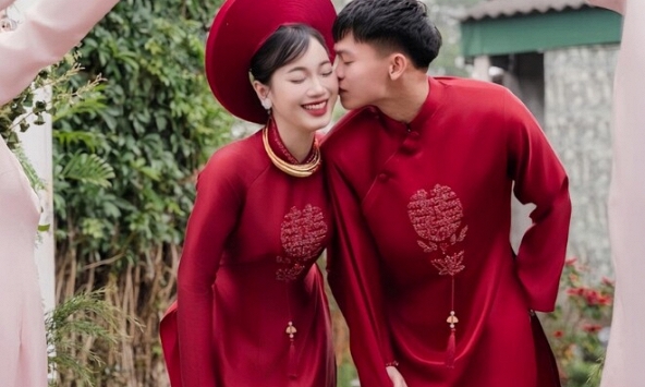 Hồ Văn Cường hạnh phúc bên vợ là giáo viên xinh đẹp