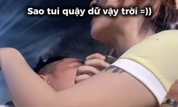 MisThy thân mật, để một nam đồng nghiệp hôn má 