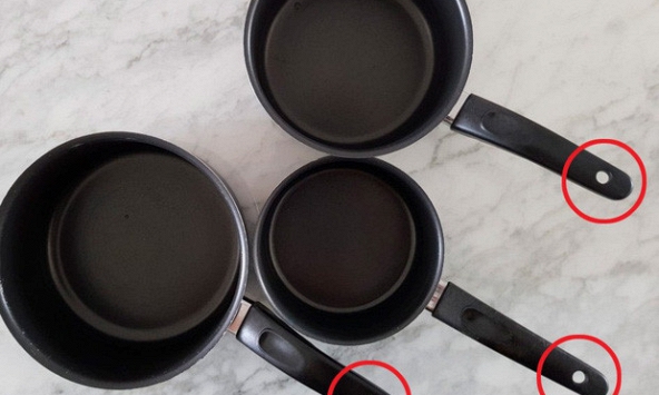 Tại sao trên chảo thường xuất hiện lỗ tròn?