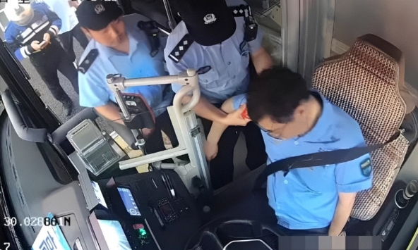 Tài xế xe buýt bất ngờ lên cơn nhồi máu cơ tim vẫn cố gắng 2 lần đạp phanh cứu 12 hành khách trước khi qua đời