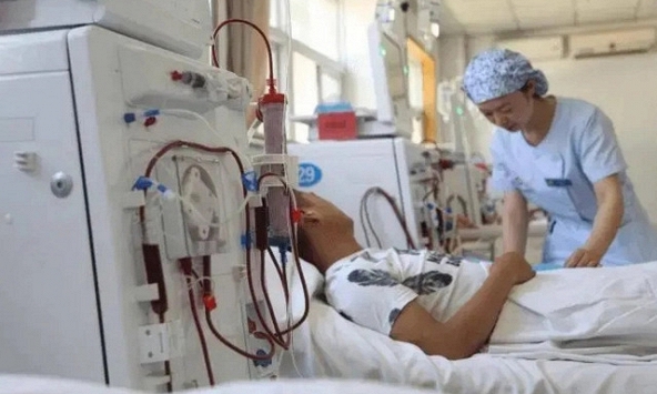 Uống nước thấy xuất hiện 4 dấu hiệu này, bác sĩ cảnh báo: Chức năng thận suy giảm, bệnh thận đang 'cận kề'