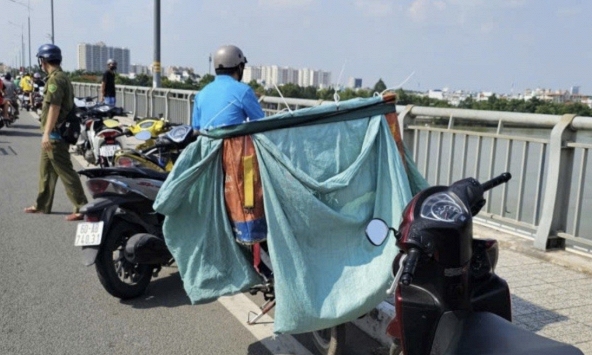 Danh tính nam shipper 24 tuổi bỏ xe máy và thùng hàng, nhảy cầu mất tích