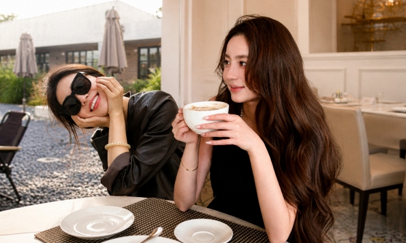 Nhìn cách người phụ nữ tuổi 35 thanh toán hóa đơn ở quán cà phê: Tỉnh táo hay hoang phí, nhìn ngón tay là biết ngay!