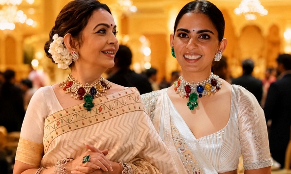 Nita Ambani lại 'lên đồ' với chiếc vòng cổ cửu bảo huyền thoại: Món trang sức này rốt cuộc có lai lịch gì mà khiến cả thế giới ngước nhìn?