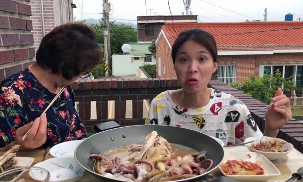 Từ mẹ chồng nàng dâu quốc dân đến ồn ào 'cạch mặt' của Youtuber triệu view: Quá khứ từng đẹp thế này!