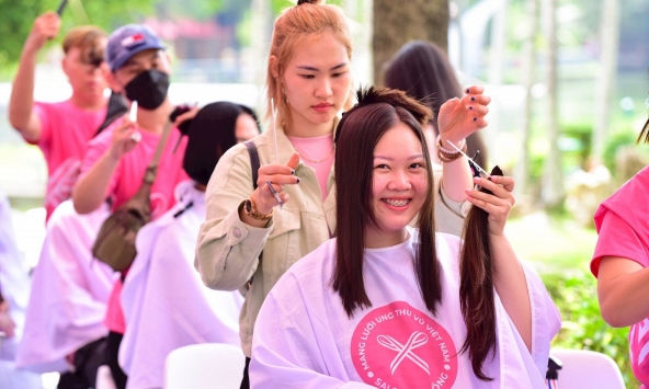 Có những mái tóc được nuôi dài để trao cho người xa lạ