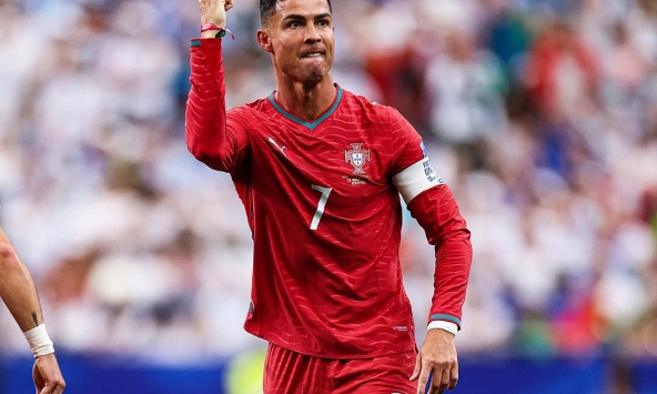 Ronaldo tái sinh: 41 tuổi, xô đổ 3 kỷ lục sau 1 trận đấu