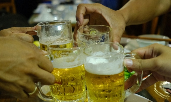 Đàn ông Việt uống bia xem World Cup, nhưng ai đang xem ruột già của họ?