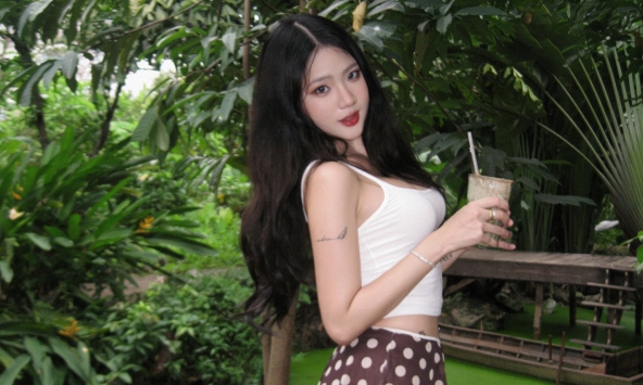 Đổi gu ăn mặc kín đáo, hot girl vẫn nhận 'mưa lời khen' từ CĐM