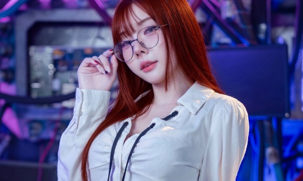 Hóa cô thư ký, nữ streamer đình đám Thái Lan khiến MXH 'bùng nổ' vì quá quyến rũ