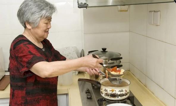 Người phụ nữ 60 tuổi nấu ăn dùng mỡ lợn mỗi ngày suốt 3 năm, khám sức khỏe xong bác sĩ bất ngờ hỏi: 'Chị đã làm gì?'