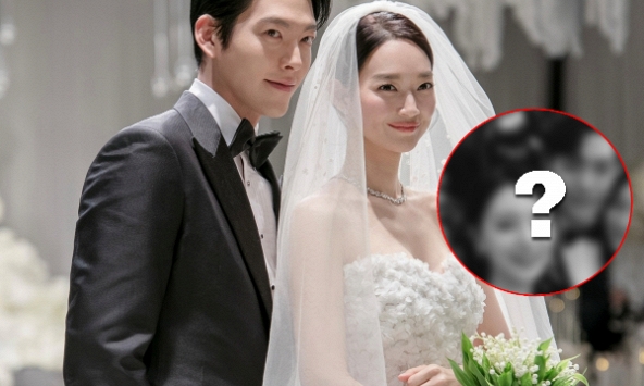  Ầm ĩ ảnh Kim Woo Bin dựa sát rạt Kim Ji Won ngay tại đám cưới với Shin Min Ah, khiến 2 triệu người náo loạn