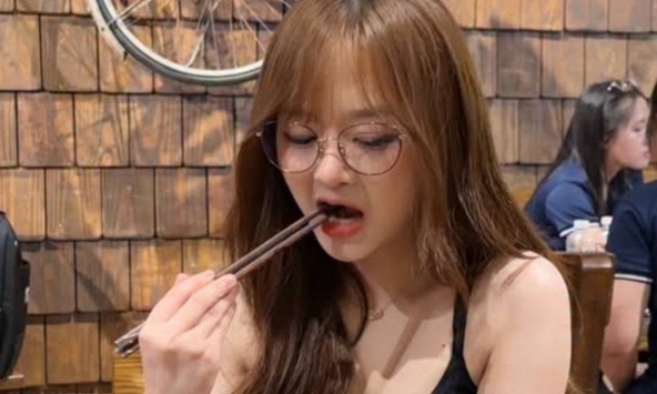 'Đu trend' má hồng bơi hia, Gấm Kami khiến fan ngỡ ngàng với nhan sắc thăng hạng