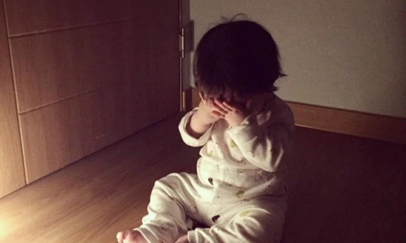 Đừng vội hoảng hốt khi thấy bé đánh người khác hoặc tự đánh mình