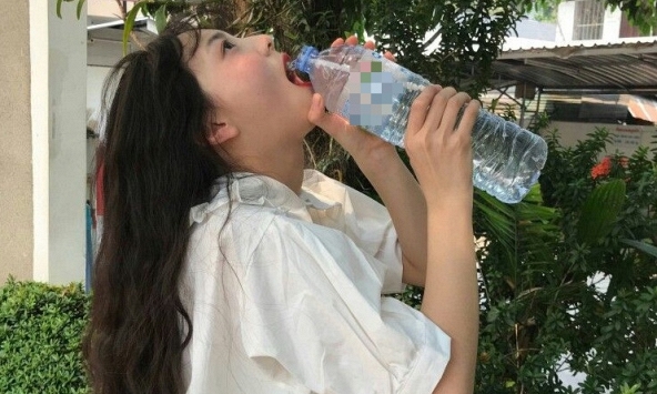 Người phụ nữ uống 13 lít nước mỗi ngày, tưởng sống healthy nhưng bác sĩ phát hiện bí mật động trời nhờ 1 câu 'vạ miệng'