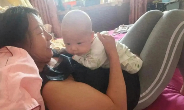 Vì sao ngày càng nhiều gia đình mơ ước được bà ngoại chăm cháu?