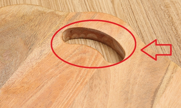 Vì sao thớt thường có 1 lỗ khuyết?