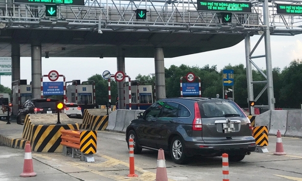 Lùi xe tại trạm thu phí trên cao tốc để xử lý sự cố có bị phạt nguội không? Bộ Công an trả lời chi tiết