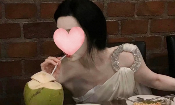 Mỹ nhân ngồi uống nước dừa mà đẹp như tranh vẽ, 20 năm chưa bao giờ biết xấu