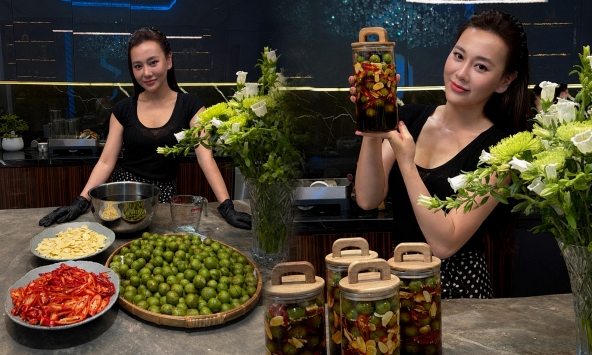 Phương Oanh tự tay làm sấu ngâm mắm ớt cực nịnh mắt, vừa khoe đã được hội chị em 'cầm tay chỉ việc'