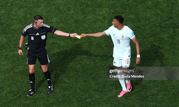 Rời sân vẫn 'chỉ tay năm ngón': Mbappe gây sốt vì điều khiển luôn cả trọng tài trong trận Pháp thắng 4-1 Na Uy 