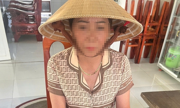 Công an ập vào nhà riêng, bắt quả tang Huỳnh Thị Nhẫn SN 1972