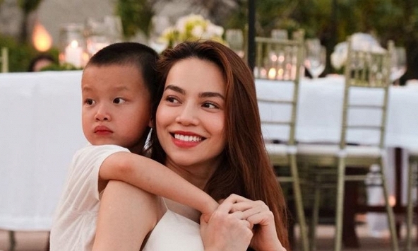 Soi 1 món đồ chơi của cậu bé Leon tại phim trường, lại phải khen Hà Hồ dạy dỗ con rất xịn!