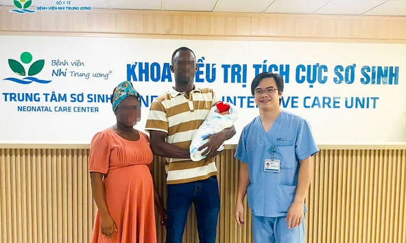 25 người hiến máu, chạy đua với thời gian mới cứu sống được bé sơ sinh 1 ngày tuổi người Ghana mắc bệnh tan máu cực hiếm