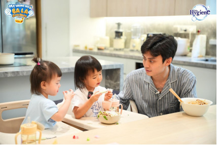 Ba Tuấn Dương bất lực cảm thán trước mái tóc tự cắt của ái nữ