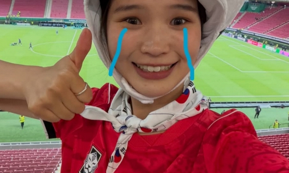 Bức ảnh cô gái đi xem World Cup 2026 tưởng bình thường cho đến khi biết danh tính 