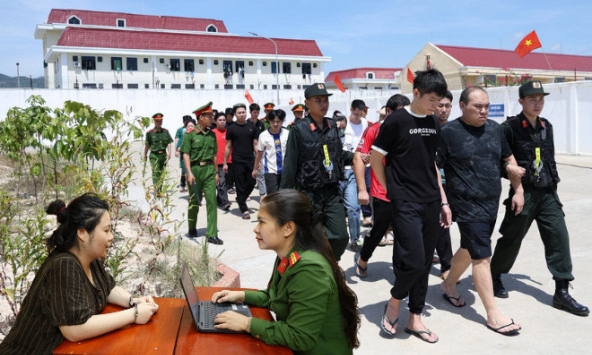 Công an ập vào khám xét tại nhiều tỉnh thành, bắt 5 'ông trùm' người nước ngoài liên quan 1.000 tỷ đồng