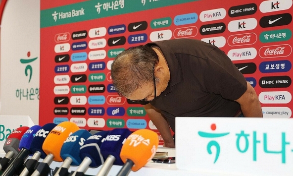 Ông Park Hang-seo cúi đầu xin lỗi sau thất bại của ĐT Hàn Quốc ở World Cup 