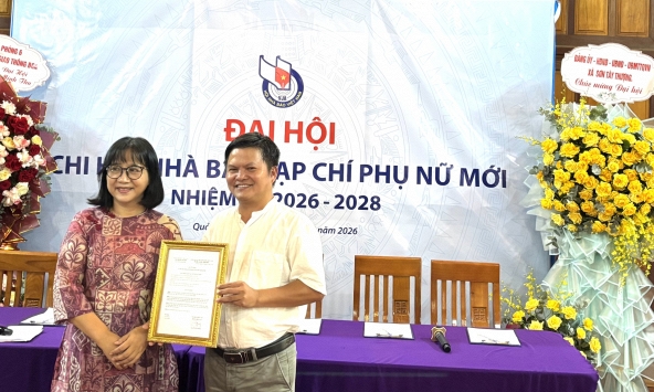 Tạp chí Phụ nữ Mới trao quyết định phóng viên thường trú tại Quảng Ngãi cho nhà báo Minh Thu