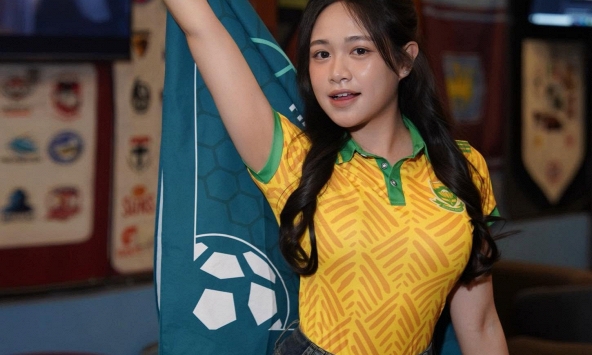 Tuyên bố 'cởi áo' ăn mừng nếu đội tuyển thắng trận, hot girl khiến CĐM được một phen hú hồn