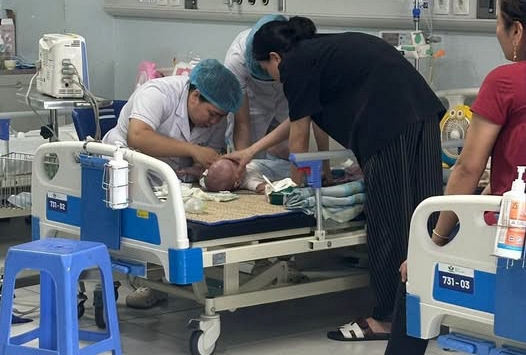Bức ảnh khiến những người đang làm cha mẹ nhận ra: Có con rồi, bước chân vào viện nhi giống như 1 cơn ác mộng!