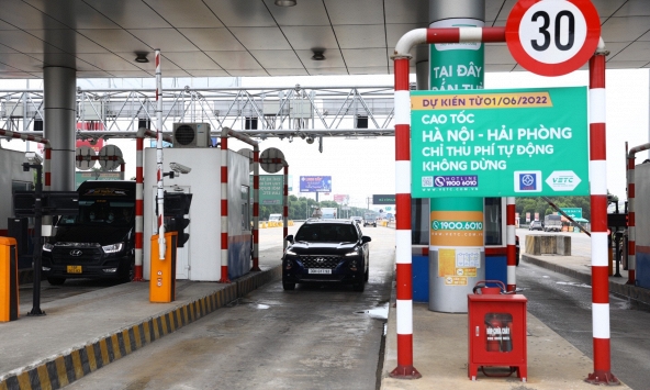 Đi lùi xe tại trạm thu phí trên cao tốc để xử lý sự cố có bị phạt nguội không?
