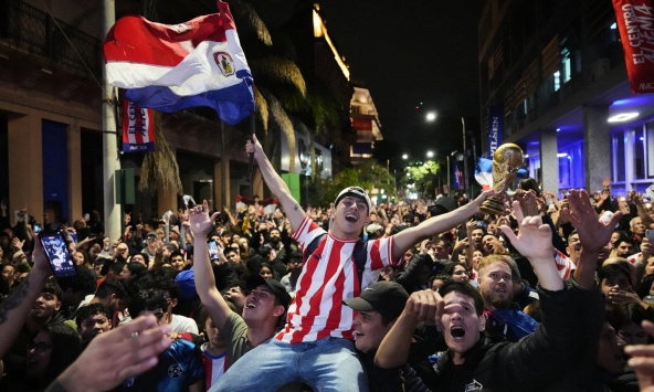 Sướng như người dân Paraguay: Sau chiến thắng địa chấn ở World Cup, cả nước được nghỉ lễ để ăn mừng 