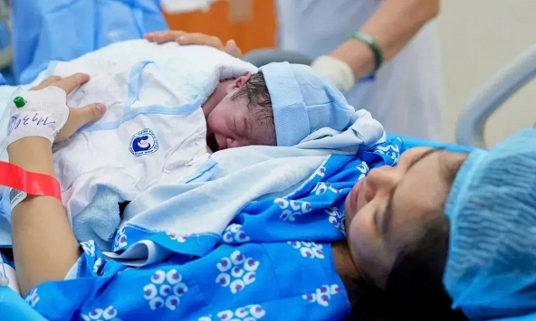 Từ 1/7/2026, mẹ sinh đủ 2 con được nghỉ thai sản 7 tháng, ưu tiên mua nhà ở xã hội