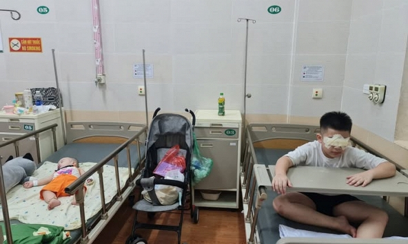 Bức ảnh 2 anh em cùng nằm viện và 'những ngày suy sụp đến mức không cả dám gục xuống', khiến nhiều mẹ có con nhỏ đồng cảm