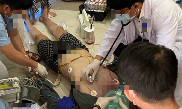 Người đàn ông 50 tuổi đột ngột tử vong, bác sĩ nói thẳng: Thà ngủ đến trưa còn hơn làm 5 việc sau khi mất ngủ