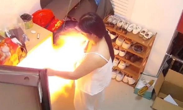 Quả bóng tưởng đã xẹp bỗng phát nổ khiến mẹ bỉm bị bỏng tay, cháy tóc: Bạn còn dám mua loại đồ chơi này cho con?