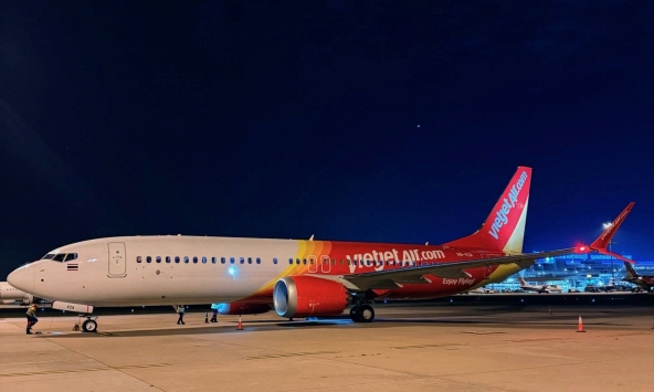 Chiều 1/7, sân bay Tân Sơn Nhất ghi nhận một máy bay khác lạ của Vietjet