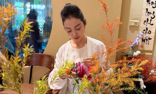 Đằng sau chuyện hoa hậu Jennifer Phạm chủ động nhắn tin cho chồng cũ sang Mỹ