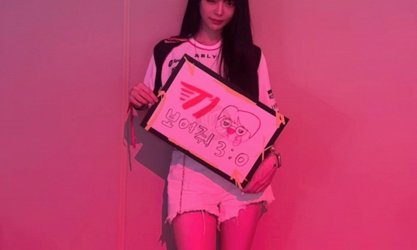 Đi cổ vũ T1, fangirl bất ngờ 'viral' vì quá xinh đẹp
