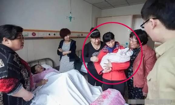 Đừng tùy tiện chọn người đón tay bé: 4 trường hợp này, dù có thân thiết đến mấy cũng không nên