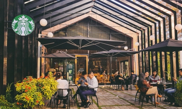 Starbucks nói gì về nghi vấn có thiết bị giống camera quay lén trong nhà vệ sinh chi nhánh Ecopark?