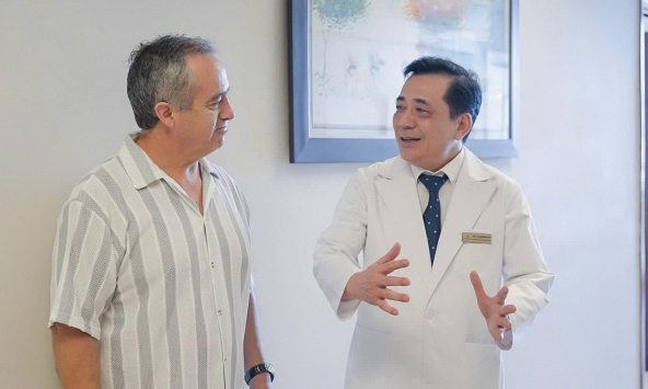 Không chờ phẫu thuật tại Úc, bệnh nhân ung thư vượt hàng nghìn km sang Việt Nam điều trị bằng robot tiên tiến: Kết quả ra sao?